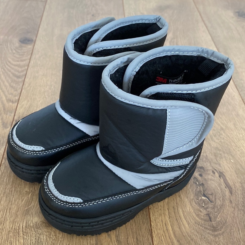 Like new snow boots size 6 toddler.